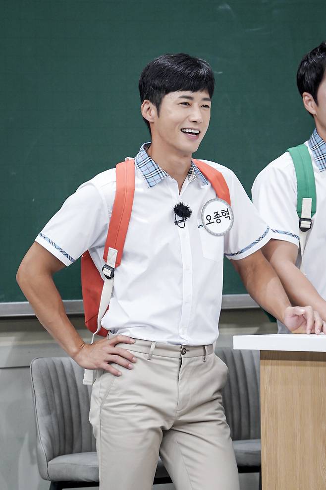 Oh Jong-hyuk, Park, and Choi Young-jae from Special Forces will play pride at their brothers school.Oh Jong-hyuk, Park Gun and Master Choi Young-jae, who had a special challenge in the Steel Unit, an entertainment program where the nations top special crew gathered at JTBC Knowing Bros broadcasted at 7:40 pm on September 4, will come as a transfer student.The three men who visited the school had their brothers overwhelmed by the brilliant appearance that caught their attention from the opening.Park, a former member of the Special Warfare Command, said, I am proud to make soccer as well as training. Especially, 40 people play group soccer with two rugby balls.Oh Jong-hyuk also said, Marine search party has a unique strength, and after receiving education, it turns to the eyes (?), and I was surprised to reenact the experience.Choi Young-jae, a member of the Special Warfare Command and the 707th Special Mission, also overturned his brothers school by conveying the shocking experience he had during extreme training.