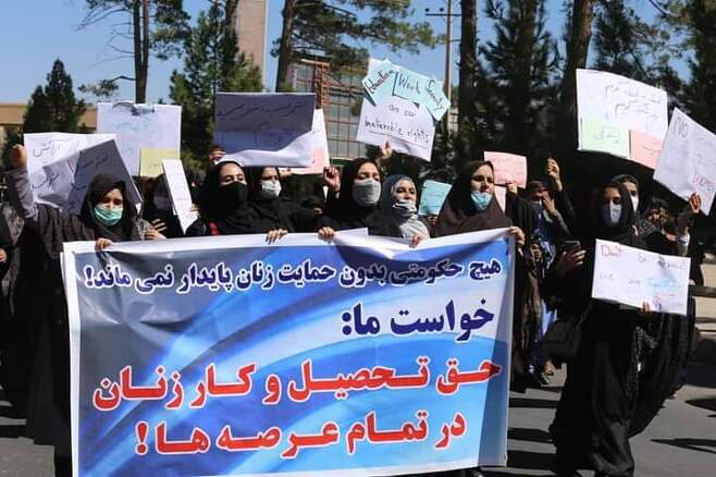 [서울=뉴시스]아프간 여성들이 탈레반에 여성 인권 보장을 요구하는 시위를 진행하고 있다. (출처: 국제 법학도 모임 '주리스트'트위터) 2021.9.2. *재판매 및 DB 금지