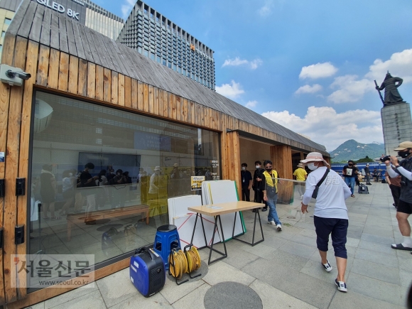 - 세월호 참사 희생자 유족들이 지난 27일 오전 서울 종로구 광화문광장에 있는 ‘기억 및 안전 전시공간’(세월호 기억공간)에서 기억공간 안에 있던 물품들을 밖으로 꺼내고 있는 모습. 김가현 기자 kgh528@seoul.co.kr