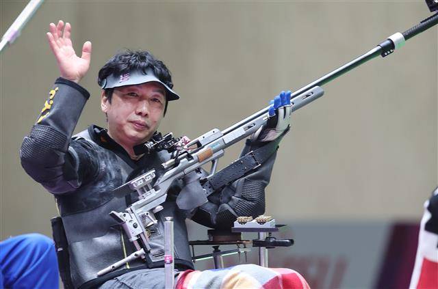 동메달 획득한 사격 심영집 - 3일 일본 사이타마현 아사카 사격장에서 열린 2020 도쿄 패럴림픽 사격 R7 남자 50m 소총 3자세(SH1) 결선에서 동메달을 획득한 대한민국 심영집이 손을 들고 있다. 대한장애인체육회 제공 2021.9.3