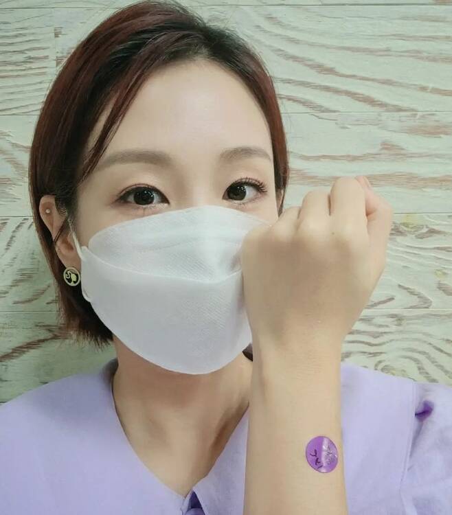 Broadcaster Oh Jin-yeon, a native of Announcer, shared a review of the Corona 19 vaccine Inoculation. On the 3rd, Oh Jin-yeon posted a picture on his SNS with an article entitled Complete the Second Inoculation of Corona 19 Vaccine.Inside the picture is a picture of Oh Jin-yeon with an Inoculation completed sticker.It seems to be a historical day, so I stuff it with feed, he said. It is the first start of what you may do every year in the future.I was suffering from headaches and chills that were hard to move for almost two days from late at night on the day of the first AstraZeneca Inoculation, but after about seven hours after the second Pfizer Inoculation, I am not sick or sleepy.I hope you will go over this time. I hope that Oh Jin-yeon will go without any side effects, said the actor.Oh Jin-yeon debuted as an Announcer of KBS bond in 2006 and is freelancer after leaving in 2015.In June, he played a chaebol daughter-in-law in the TVN drama Mine. Recently, he has been talking about the recent loss of 11kg.