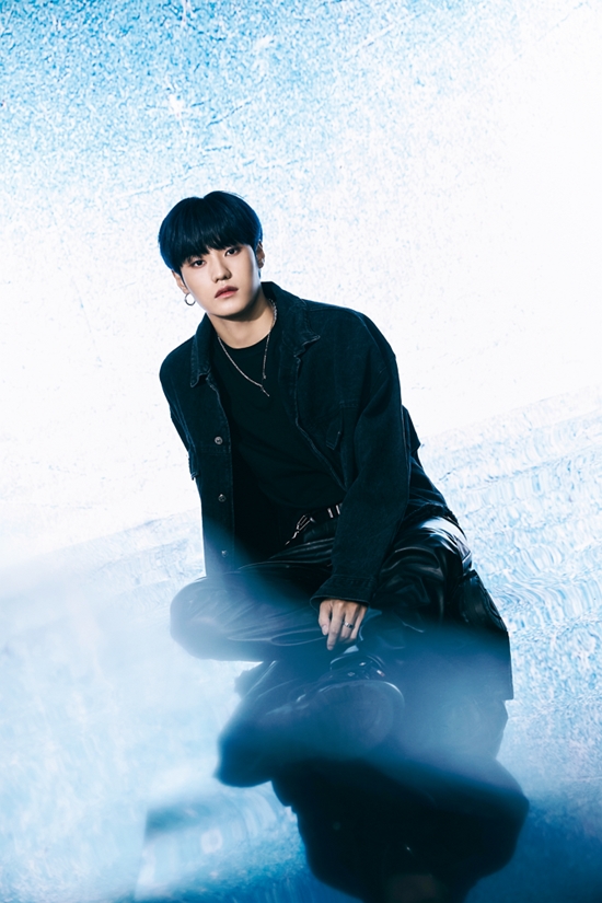 Luminus (Young Bin, Suil, Steven, and Woo Bin), who is about to debut the music industry, released a personal concept photo of member Woo Bin through official SNS at 0:00 on the 3rd.The public image shows Woo Bin staring at the camera surrounded by a subtle blue light.Woo Bin completed a hip yet edged style with sporty mood all-black styling.Especially, through the expression of indifferent expression and deep eyes hidden in dark makeup, I caught my attention by radiating the chic atmosphere.The dim light that illuminates Woo Bin fills his SinB sensibility and raises expectations for the colorful appearance that Woo Bin will show with debut.Woo Bin is the main vocal position that takes the center of various music that Luminus will offer, and has been receiving high attention from fans by proving his composition skills through the song Orbit of the pre-debut album released earlier.Luminus is a four-member boy group produced by Kim Sung-eun of Barnson W. Ipi, who has been working as a vocal trainer for many K-pop artists including BTS and Twice.Luminus, which has a dictionary meaning of light shining in the dark, delivers energy through music as a friend like light that each member represents youth of this age.Among them, Woo Bin, which symbolizes Moonlight, is expected to stimulate listeners emotions by offering SinBro and dreamy charm.On the other hand, Luminus first mini album YOUTH (Youth) will be released on the online music site before noon on the 9th.Photo: Right-handed W.I.P.