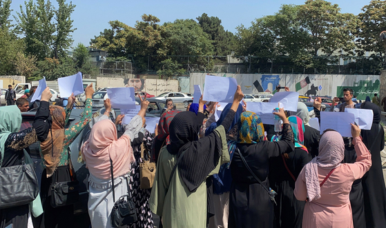 3일(현지시간) 아프가니스탄 수도 카불에서 열린 여성 시위 현장. [EPA=연합뉴스]