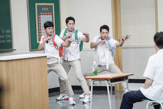 Steel Unit Oh Jong-hyuk, Park Gun, and Choi Young-jae play pride.JTBC Knowing Bros will move the broadcast time from September 4 to 7:40 pm.On the 4th broadcast, Oh Jong-hyuk, Park Gun, and Choi Young-jae, who played an active role in the survival entertainment program Steel Unit, starring reserves from Choi Jeong-ye special forces, appear as transfer students.The three people who came to my brothers school showed the energy from the special forces with the performance that overwhelmed the eyes from the beginning.I was surprised to hear about the special training laws of the special forces that each experienced.Oh Jong-hyuk, a marine searcher, explained the intense underwater training method of the marine search team, saying, I am fighting Sooyoung in the sea for a week, and I train Sooyoung with my eyes open.Oh Jong-hyuk also laughed at the funny (?) answer that he had said at the time, saying, There are times when instructors talk during hard training.Park, who is a special warrior, also surprised everyone by releasing the hard training experience he had at sea.The brothers who listened to the training experiences of the three asked, Who are the three of you who can hold your breath for the longest time in the water?Oh Jong-hyuk said, I endured it until 2 minutes and 30 seconds when I was in the army.The three men immediately held a breathless and long-lasting showdown to show the end of their desire to win. Lee Sang-min, a special long-term majority holder (?), also participated in the showdown.It is the back door that the result of the anti-war that no one expected was followed and the brothers school was overturned.