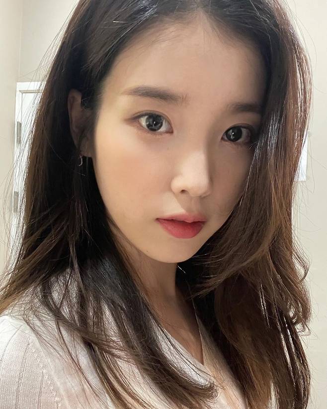 Singer IU is properly bitten by autumn MosquitoIU posted a picture on his Instagram on the 5th with an article entitled I was bitten for three consecutive years.In the open photo, IU was bitten under the eyes of Autumn Mosquito. IU, which closed up the red swollen face, said, I was bitten for three consecutive years.Meanwhile, IU will meet audiences with the movies Dream and broker.