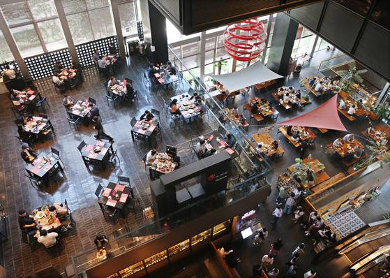 3일 오후 서울 종로구 한 빌딩에 위치한 식당가 모습. 점심식사를 하는 직장인들로 붐비고 있다. 연합뉴스