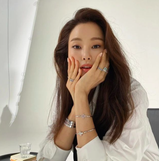 Actor Lee Ha-nui caught the eye with a luxurious and elegant look.Lee Ha-nui posted a picture on his instagram on the 5th with an article entitled Have a great weekend.In the photo, Lee Ha-nui poses with a chic yet bling ring and bracelet.Lee Ha-nuis flawless skin and luxurious atmosphere in full-make-up admiration.Lee Ha-nui will appear as the main character in the SBS new gilt drama One the Woman, directed by Choi Young-hoon / dramatized by Kim Yoon / Produce Gil Pictures, which will be broadcasted at 10 p.m. on the 17th.One the Woman is a Double Life Comic Buster drama by JiSoo 100% female prosecutor who entered Billon Chaebol after becoming a life change as a chaebol heiress overnight in the corruption test.Lee Ha-nui plays the role of supporting actor JiSoo 100% Corrupt prosecutor and domestic leading Chaebol Hanju group Daughter-in-law Kang Mina.Lee Ha-nui SNS