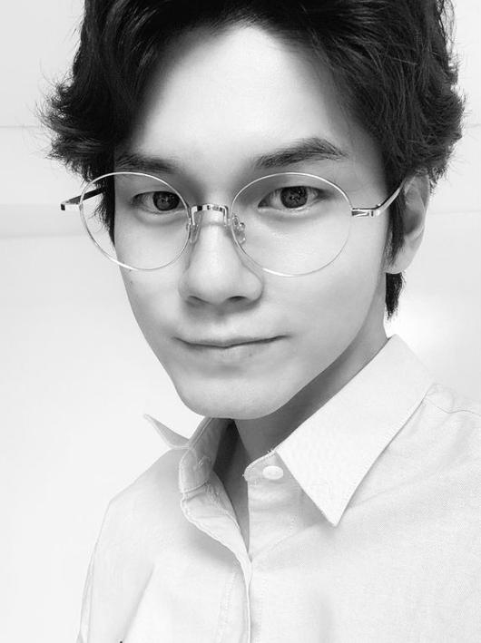 Singer and Actor Ong Seong-wu has released a recent selfie.On the 5th, Ong Seong-wu uploaded a picture to his Instagram with a glasses-shaped emoji.The black-and-white filtered photo featured a selfie of Ong Seong-wu, whose hairstyle revealed his forehead and his round glasses are giving off a different charm.Especially, his sculpture visuals and mature atmosphere that are not covered even if he uses glasses give fans a thrill.The fans poured out praise, leaving comments such as God glasses and It is new every day.On the other hand, Ong Seong-wu is shooting the Netflix movie Seoul National University Operation after shooting the movie Junga Ne Ranch and Kakao TV Drama Would you like a cup of coffee?Ong Seong-wu SNS