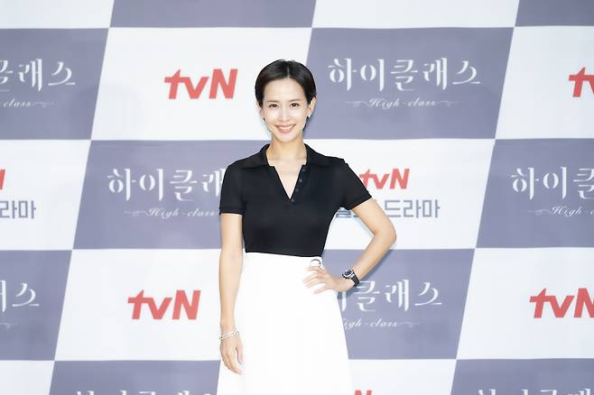 High Class Cho Yeo-jeong gave an external change for his work.On the afternoon of the 6th, TVN New Moonwha Drama Hi-Class (playplayplay Story Holic and Directed Choi Byeong-gil) production presentation was held online.The event was attended by actors Cho Yeo-jeong, Kim Ji-soo, Ha Jun, Night and more photos, and Hyun Joo and Choi Byeong-gil.High Class is a mystery work that is intertwined with a woman of Husband who died in a luxury international school located on an island like Paradise.When I first read the script, the lives of women trapped on the island felt sad; I wanted to express it well and get sympathy.It moved my mind, he said. It was a character that was not shown in other Dramas by a lawyer, a woman, and a mother of the upper class. I tried to use a more everyday and lifestyle tone, but I wonder how you will look at it.There are a lot of big events happening, but it does not like facing too big things, but it is solved routinely. That was different from other Dramas. The image of Song I in my head was vague. At that time, the costume team suggested Short Cuts, he said. That was the Song I I I I I I I I I I I thought.I always wanted to make a big hair transform for my work once, and I am satisfied with myself because I have not shown it in the meantime. iMBC  Photo tvN