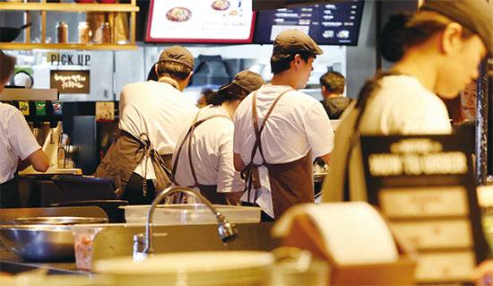 수시채용이 늘면서 직무 경험을 쌓는 것도 중요해졌다. 아르바이트 역시 직무 경험으로 활용 가능하다는 것이 전문가들 조언이다.
<매경DB>