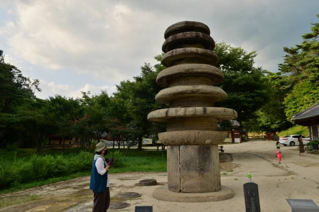 운주사 원형다층석탑. 기존에 우리가 보던 탑들과는 달리 지붕과 단이 원형으로 만들어졌다. 경내 대부분의 탑들은 북쪽을 바라보고 있다.