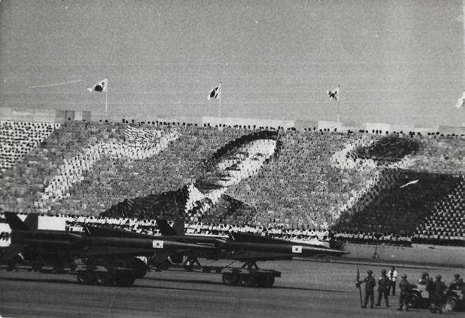 1973년 국군의 날 행사에 선보인 백곰 미사일. 위키피디아 제공
