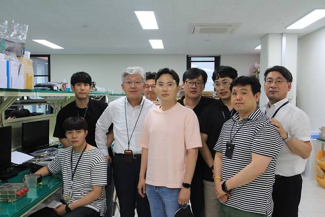 단암시스템즈 연구원들과 이성엽 대표이사(왼쪽에서 세번째), 박훈 본부장(오른쪽 끝). 고재원 기자 jawon1212@donga.com
