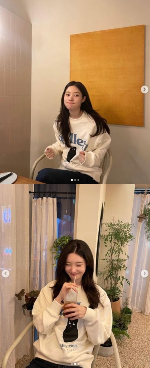 DIA Jung Chae-yeon has unveiled a refreshing visual.Jung Chae-yeon posted a picture and a picture on his Instagram on the morning of the 8th, Happ !!Inside the picture is a picture of him sitting in Cafe.In casual and comfortable outfit, Jung Chae-yeon emanated a furry and cool charm.In addition, he was attracted to the charm of Jangku (playful) while fresh in his appearance as if he was drinking a drink.In a comment, Jung Chae-yeon boasted cuteness by saying, Ill post a picture of you, but youre eating it all.
