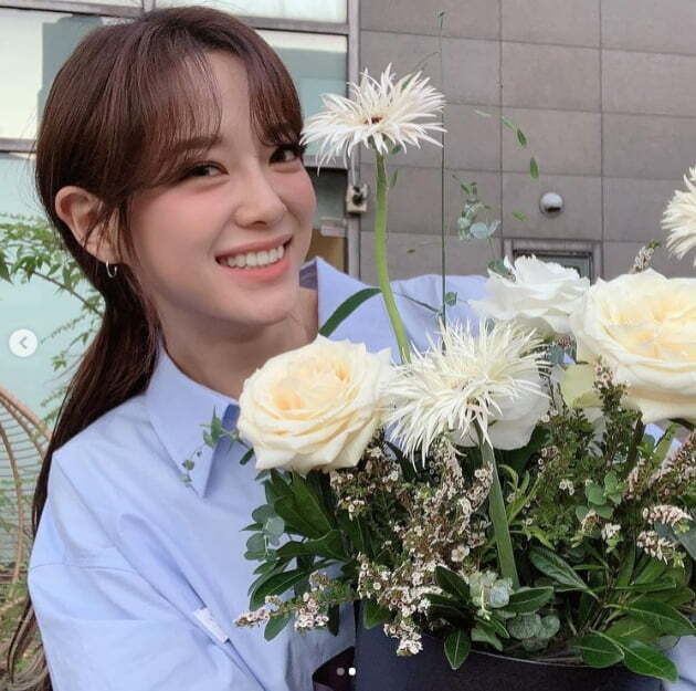 Singer and Actor Kim Se-jeong from the group Gugudan reported on the recent situation.Kim Se-jeong posted two photos on his instagram on the 9th with an article Thank you.Kim Se-jeong, who smiles brightly as if he is happy with the flowers he received in the public photos, is shown.Meanwhile, Kim Se-jeong was cast in SBS new drama In-house Match.Photo: Kim Se-jeong SNS