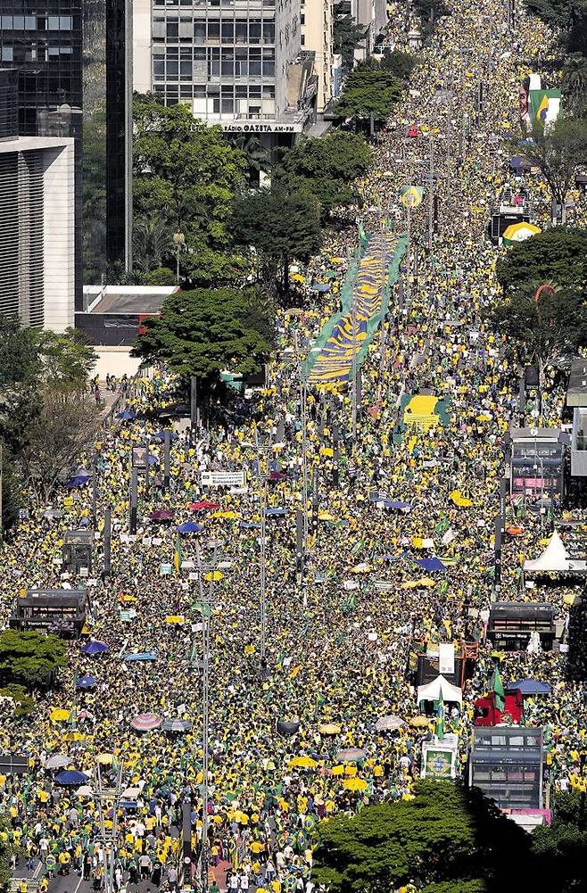 거리 메운 친정부 시위대 - 브라질 독립기념일인 7일(현지 시각) 자이르 보우소나루 대통령 지지자들이 최대 도시인 상파울루의 중심지인 파울리스타 대로를 가득 메운 채 행진하고 있다. 이날 수도 브라질리아를 비롯해 주요 도시에서 친정부 시위대가 거리로 몰려나와‘브라질을 다시 위대하게’등의 구호를 외치며 가두행진을 벌였다. /AP 연합뉴스