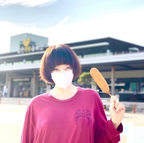 On the afternoon of the 9th, he posted a picture with his article # business trip # resting place # Hot dog # Yami ~ through his instagram.The photo shows a stop at a rest area on a business trip and holding a hot dog.It is a natural everyday appearance in a loose T-shirt, but I feel the actress aura and lovely charm.Kim Hye-soo is in the midst of filming the movie Smuggling directed by Ryu Seung-wan.Smuggling is a crime scene of two women who were caught up in smuggling in the background of a small sea village that was peaceful in the 1970s. It will feature Yeom Jung-ah, Jo In-sung, Park Jung-min, Gon Min-si and Kim Jong-soo.