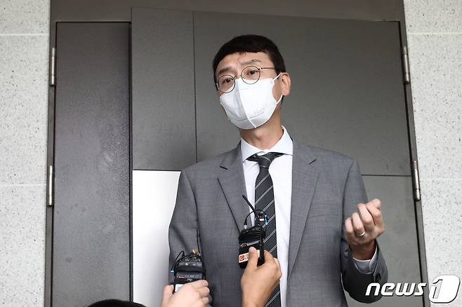 '고발 사주' 의혹에 연루된 김웅 국민의힘 의원이 10일 고위공직자범죄수사처의 압수수색이 진행 중인 국회 의원회관 자신의 사무실에서 입장을 밝히고 있다. 2021.9.10/뉴스1 © News1 오대일 기자