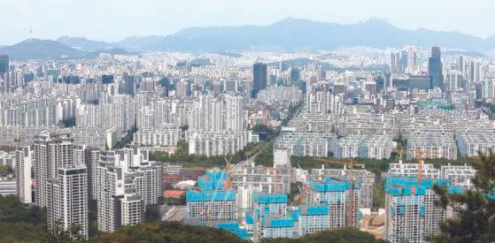 지난 6일 기준 서울 아파트값이 일주일 전보다 0.21%, 수도권 아파트값은 0.4% 올랐다고 한국부동산원이 9일 밝혔다. 서울에서 아파트 거래는 전반적으로 부진한 상황이다. 사진은 지난 6일 서울 강남·서초구 아파트 단지의 모습. [뉴스1]