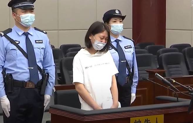 총 7명을 살해한 혐의를 받는 라오 룽즈가 1심에서 사형 선고를 받고 눈물을 흘리고 있다. 사진 신화통신 유튜브 영상 캡처