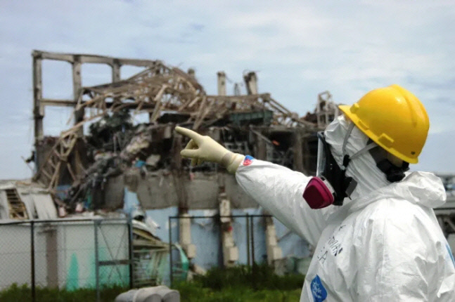 국제원자력기구(IAEA) 진상조사팀장 마이크 웨이트먼이 2011년 5월 27일 쓰나미 피해를 입은 후쿠시마 제1원전 원자로 3호기를 조사하고 있다. 후타바｜로이터연합뉴스