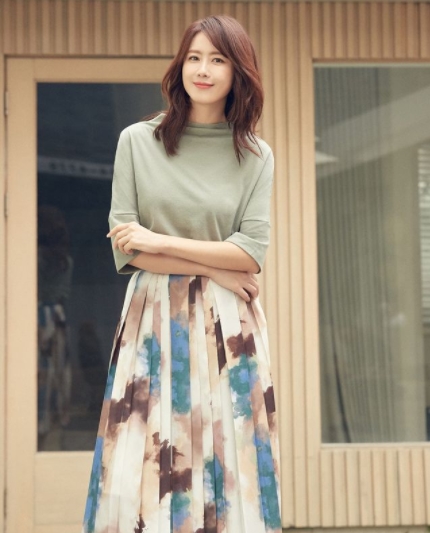 The recent Elegance of Hong Eun Hee has been revealed.Actor Hong Eun Hee posted a picture on his Instagram on September 9th day with an article entitled Autumn-like look: How about this style?The photo shows Hong Eun Hee, who matches a long skirt with a T-shirt. Elegance beauty and a sweet atmosphere catch the eye.Especially, while the age of 40 is unbelievable, the beauty stands out.Fans who encountered the photos responded such as Sister is really pretty, any style is perfect, Goddess Gangrim.Meanwhile, Hong Eun Hee is married to Actor Yoo Jun-sang, and has two sons.