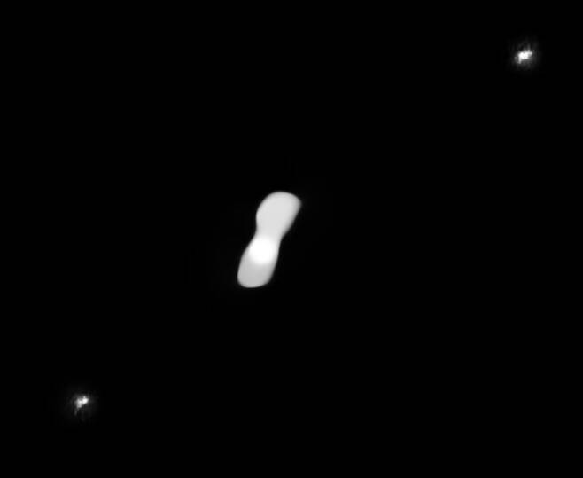 2017년 7월 수집된 데이터를 기반으로 소행성 클레오파트라와 두 개의 작은 위성 알렉셀리오스와 클레오셀레네를 보여주는 이미지.(사진=ESO/Vernazza, Marchis et al./MISTRAL 알고리즘(ONERA/CNRS))