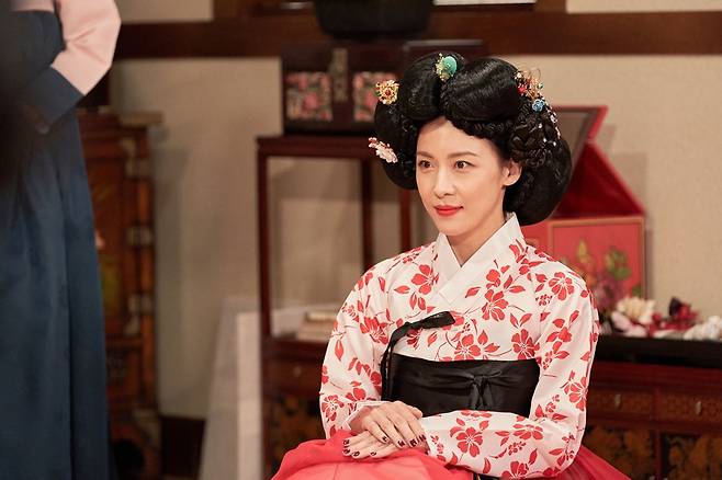 Coupang original SNL Korea, which will be released on November 11, will continue its Saturday night heat with host Ha Ji-won.Actor Ha Ji-won, who has made a funny and rang 10 million viewers, will deliver a pleasant energy with solid acting power and an anti-war charm that has never been shown before.First, Ha Ji-wons representative work Hwang Jini is newly born through parody.Ha Ji-won, who is divided into Myeongwol Hwang Jini, plays a breathtaking charm match with Ahn Young Mi of John Hong Jin Lee.In addition, in the Find Me corner, where the unique concept of SNL Korea stands out, Ha Ji-won and Kwon Hyuk-soo appear as funny couples who constantly cross like a coincidence joke, causing a restless laugh.In addition, Ha Ji-won, who transformed into a breakthrough AI crew member of the response force, and Ha Ji-won, who has transformed into a breakthrough AI crew, will show a new look of Ha Ji-won, which has never seen anywhere, with Jung Sang-hoon and AI Crew G1Meanwhile, SNL Korea, which has returned in four years, presents SNL fun with a combination of fresh crewes and a witty satire that stimulates the consensus of modern people.Legend Crewe Shin Dong-yeop, Jung Sang-hoon, Ahn Young Mi, Kim Min-kyo, Kwon Hyuk-soo, Jung I-rangs inner work, New Face Cha Chung Hwa, Lee Soo-ji, Kim Min-soo, Wendy, Jung Hyuk, Kim Sang-hyeop, Joo Hyun-young and Lee So-jin are added to the fresh charm.In particular, Kim Jun-ho, who won the gold medal at the 2020 Tokyo Olympic Fencing Mens Sabre Team Exhibition, and Han Moon-cheol, a lawyer for traffic accidents, are expected to appear as surprise cameos.SNL Korea, which will show more elegant humor with corners that are abundantly organized every time according to the past hosts, will solve the laughter thirst of viewers.SNL Korea will be released through Coupang Play at 10 pm on November 11.Photo: Coupang Play SNL Korea