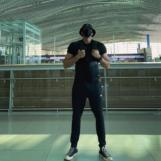 Julien Kang wrote on her Instagram on the 10th, Korea bye.The first international flight after the Covid burst .. It is strange because there is no one  Zombie 2: The Dead are Among Us movie  .Julien Kang, who is in the public photo, is taking a certified shot at the airport. Julien Kang showed off her all-black look from hat to shoe.On the other hand, Julien Kang will appear on KBS 2TV Saving Men Season 2 which will be broadcast on the 11th.Photo: Julien Kang Instagram