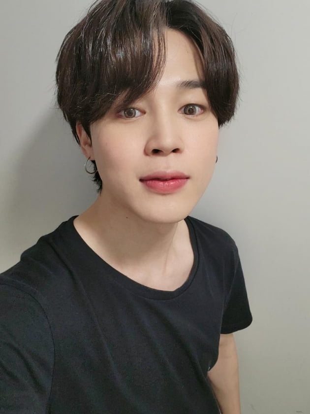 BTS Jimin presents fans memories of unforgettable WeekendOn the 11th, Jimin posted two selfies on the official Twitter Inc. with Jimin Gao Rou hash #JIMIN.The dark black hair with the wave on the bangs, the transparent white skin, the large eyes of the pair and the doll-like appearance of the red lips, made the fans excited.Jimin, wearing a black round short-sleeved T-shirt, looked at the front with warm eyes and turned a chic and urban charm photo and a 45-degree angle to reveal a lovely smile and a cute V pose.Fans have been enthusiastic about fans reactions despite the early morning hours such as a precious gift that came at dawn, Jimin did not sleep because he knew he would come, I am happy to sleep with Jimin and I love you Good Night .About 20 countries including Worldwide Real-time Trend and United States of America with 15 or more keywords such as keywords Jiminie, PARK JIMIN, Mimi, Jimin JIMIN, I MISSED YOU, OMG JIMIN, I LOVE YOU JIMIN It poured out more than 32 trends in and out of the region.Jimin, who is called the Silt Emperor, has proved the best topic with Jimin JIMIN reaching 1.24 million references even in the situation where Gao Rou hashtag #JIMIN disappeared on Twitter Inc. since last year.