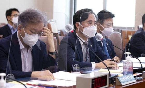 ‘대선 공약 발굴’ 지시로 논란이 된 박진규 산업통상자원부 1차관이 9일 서울 여의도 국회에서 열린 산업통상자원중소벤처기업위원회 전체회의에서 의원들 질의에 답하고 있다. 뉴스1