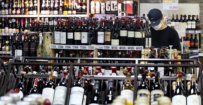 지난달 30일 서울 시내 한 대형마트에서 한 소비자가 와인을 고르고 있다. [사진=김호영 기자]