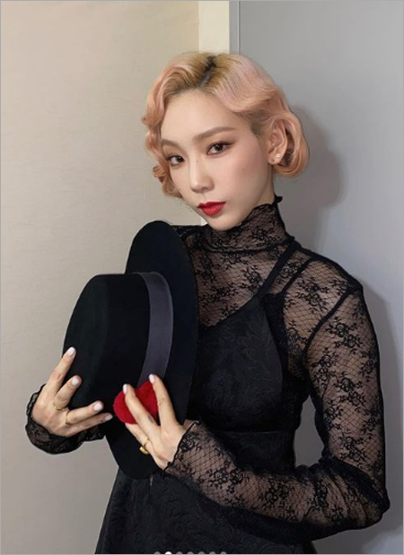Taeyeon of group Girls Generation transformed into the heroine of the musical Chicago.Taeyeon posted several photos on his 11th day with a hashtag called Roxy Hattan #Amazing Saturday on his instagram.In the open photo, Taeyeon showed a short WeEve blonde of American actresses in 1920 in black see-through look and showed a perfect transform in the form of Roxy Hart, the heroine of the musical Chicago.On the other hand, Taeyeon has appeared in various entertainment programs such as Amazing Saturday and Travel Battle - PetKage during Respect for Opening and is showing charm as an entertainment.