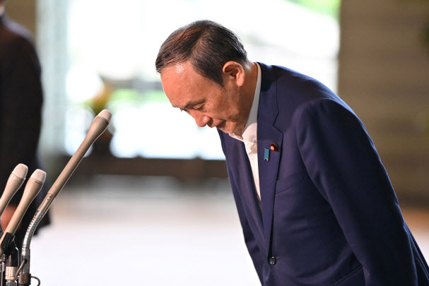 스가 총리는 지난 3일 기자회견에서 오는 30일 총재 임기를 마치면 선거에 입후보하지 않겠다고 밝혔다(사진=AFP)
