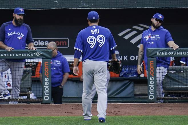 토론토 블루제이스 선발투수 류현진이 볼티모어 오리올스전에서 대량실점을 내준 뒤 마운드를 내려오고 있다. 사진=AP PHOTO