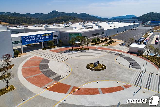지자체 주도의 사회 대통합형 노사상생 일자리이자 대한민국 제1호 상생형 지역 일자리인 광주글로벌모터스(GGM) 자동차 공장. 2021.4.29/뉴스1 © News1