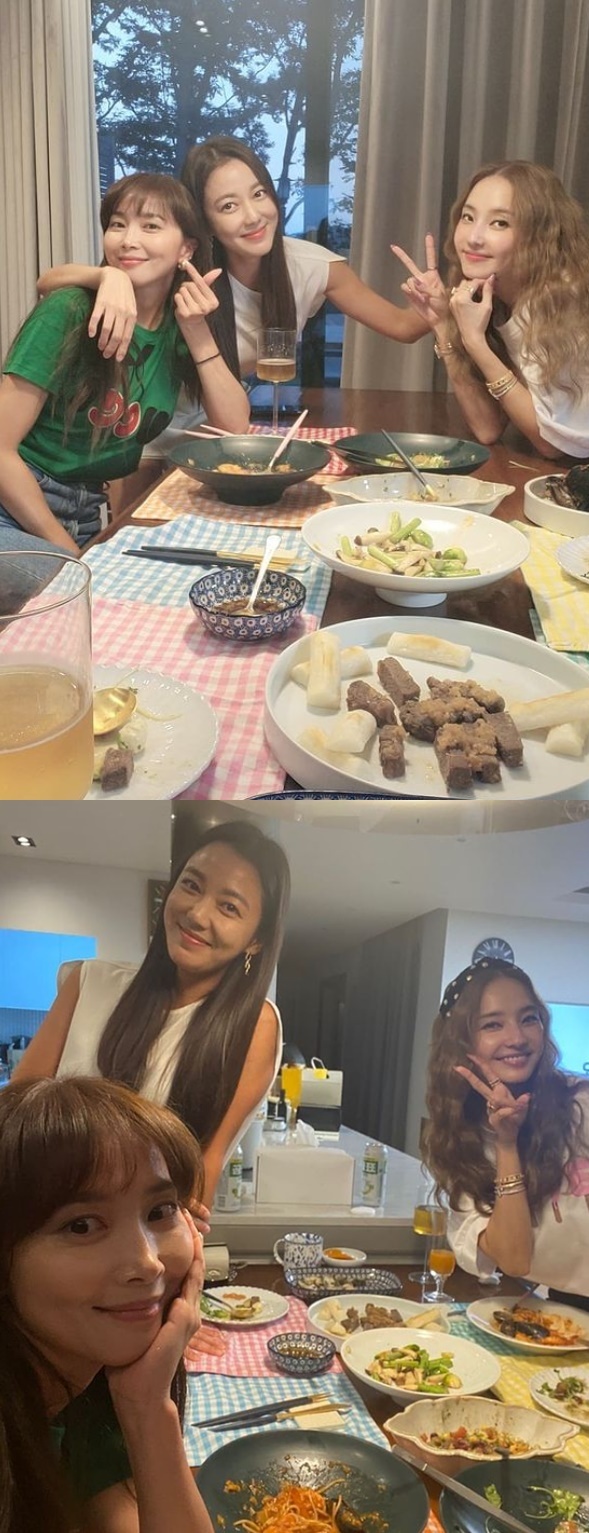 Seoul) = Actor Lee So-yeon Oh Yoon-ahhh Han Chae-young gathered.On the 12th, Lee So-yeon released a picture of the day he met his close colleagues Oh Yoon-ahh and Han Chae-young on the Instagram.The photo shows three people enjoying a home party together, and they show off their fashion sense with casual looks as if they were decorated with a bright expression.Lee So-yeon expressed his mind by adding a hashtag called Thank you and Impression.The three are known as close friends who usually stay close. Han Chae-young Lee So-yeon also appeared on SBS Sangmyongmong 2 and MBN Happy came to my house.Oh Yoon-ahh Lee So-yeon also came close through the Drama Why did you come to my house and appeared together in KBS entertainment program Pyeonsung.