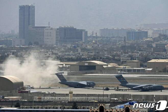 30일(현지시간) 아프가니스탄 카불의 하미드 카르자이 국제 공항에서 철군 종료를 앞두고 미군기들이 이륙을 준비하고 있다. © AFP=뉴스1 © News1 우동명 기자