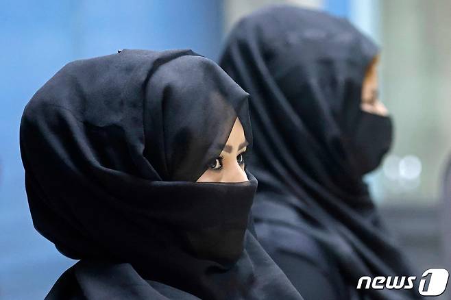 아프가니스탄 카불 공항의 여성 직원들이 2021년 9월 12일 니캅과 아바야를 착용한 채 업무에 복귀한 모습. © AFP=뉴스1 © News1 최서윤 기자