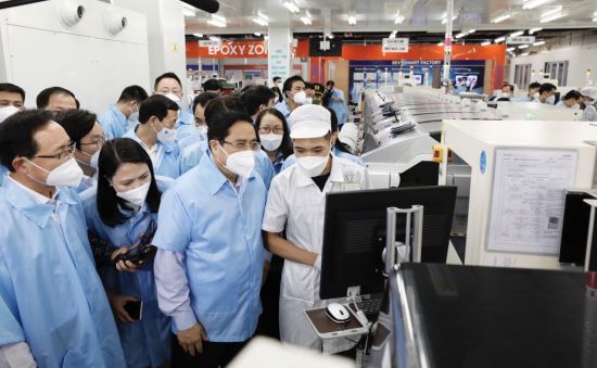 베트남 팜 민 찐 총리가 타이응우옌성의 삼성전자 휴대전화 공장을 방문해 생산시설을 둘러보고 있다.[이미지출처=연합뉴스]