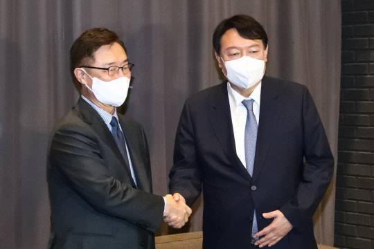 12일 윤석열·최재형 대선 경선 예비후보가 서울 여의도 글래드 호텔에서 고발 사주 의혹을 정치공작으로 규정하고, 공동대응하기로 했다.국회사진기자단=연합뉴스.