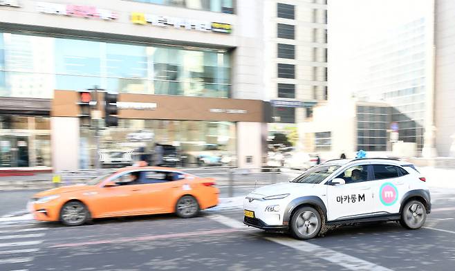 서울시에서 운행 중인 일반 액화석유가스(LPG) 택시(왼쪽)와 전기 택시 모습. 전자신문 DB