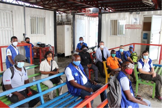 코이카는지난 9월 10일(현지시각) IOM 아이티 사무소와 392만달러(약 46억원) 규모로 '아이티 국경지역 행정역량 및 지역사회 지속가능성 강화사업' 약정을 체결했다고 밝혔다. 아이티 북부에 위치한 와나민트(Ouanaminthe) 국경지역지원센터에서 대기하고 있는 아이티 이주민들의 모습. 사진=뉴스1화상