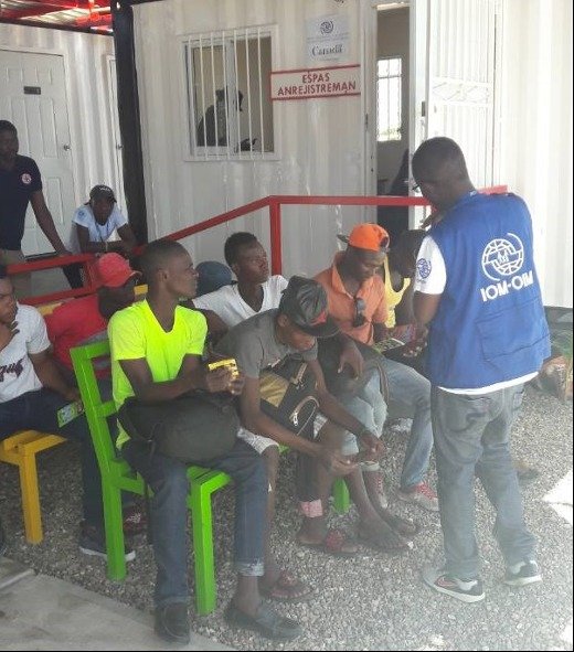 아이티 북부에 위치한 와나민트 국경지역지원센터에서 IOM 직원이 아이티 이주민들 지원 활동을 진행하는 모습.(IMO 제공)사진=뉴스1