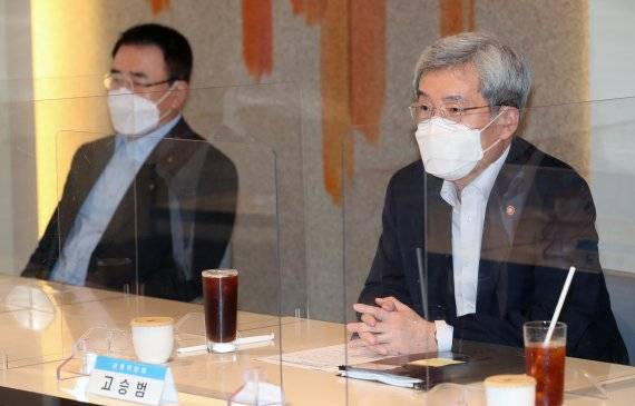 고승범 금융위원장이 지난 10일 서울 명동 은행연합회에서 열린 '금융위원장-금융지주 회장 간담회'에 참석해 현안에 대해 의견을 밝히고 있다. 금융위원회 제공