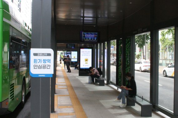 서울시 홍대입구 버스정류장에 설치된 힘펠 환기시스템 스마트쉘터. 힘펠 제공