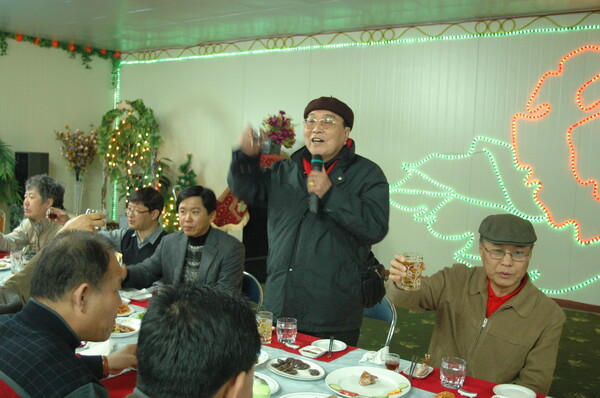 지난 2007년 개성공단 방문 환영오찬이 열린 봉동관에서 고 강창덕(오른쪽 둘째) 선생이 “통일을 위하여” 건배사를 외치고 있다. 김두현 의원 제공