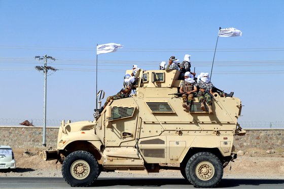 탈레반이 지난 1일 아프가니스탄 남부 칸다하르에서 수송·정찰에 쓰는 미국산 지뢰방호 차량인 맥스프로를 타고 미군 철수를 축하하는 퍼레이드를 하는 모습. [EPA=연합뉴스]