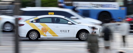 지난 4월 8일 서울역 인근에서 카카오T 택시가 이동하고 있다. 뉴스1