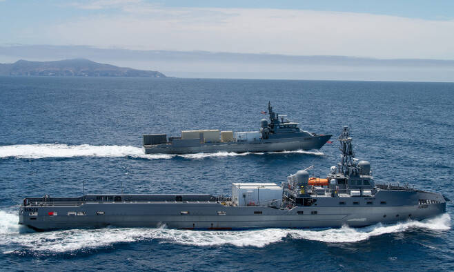 미국이 개발 중인 무인수상함(USV)인 레인저함(앞쪽 크게 보이는 배)과 노마드함. 레인저함에서 미사일을 발사하는 시험이 최근 성공했다.  미 국방부 제공
